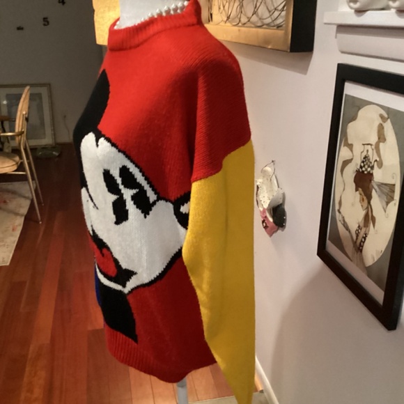 MICKEY MOUSE SWEATER LOOK 👀 AT THIS UNISEX ITEM. VINTAGE. DISNEY - Picture 3 of 11